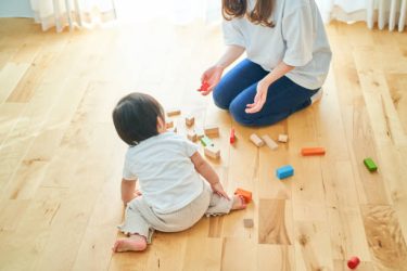 赤ちゃんにハンドスピナーは効果ある？3つのメリットと注意点を徹底解説